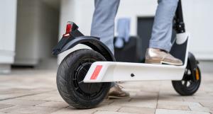 Gros plan sur les roues d'une trottinette électrique blanche