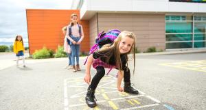 Des enfants jouant à la marelle dans une cour d'école