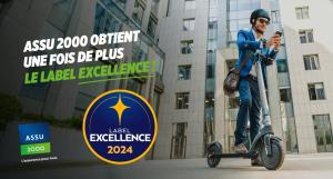 Un homme en costume sur une trottinette électrique