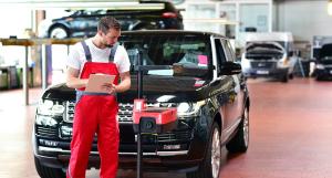 Un mécanicien vérifiant les phares d'une voiture