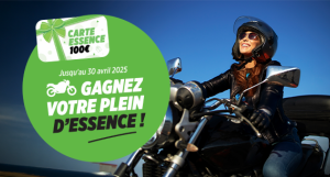 Une femme sur une moto avec un bloc "Gagnez votre plein d'essence"