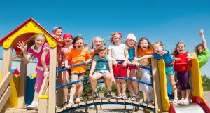 Un groupe d'enfants s'amusant sur une structure en bois