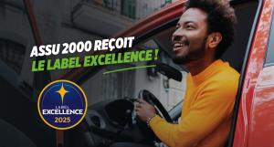 Un homme au volant de sa voiture rouge, portière ouverte