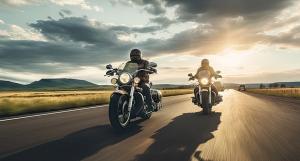 des motards qui se suivent sur une route