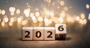 Des cubes en bois avec les chiffres 2026 devant des étincelles